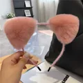 Detailopname van roze pluchen kattenoren hoofdband met zacht imitatiebont en tips - Oudroze