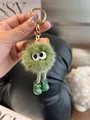Dettaglio portachiavi mostro in pelliccia di visone verde con gambe lunghe e anello - Verde matcha