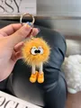 Dettaglio del portachiavi a sfera di peluche giallo con gambe lunghe e occhi grandi - Giallo Zenzero