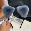 Detailopname van de pluche kattenoren haarband in grijsblauw met imitatiebont - donkergrijs