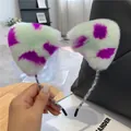 Detail van pluche hartvormige haarband met mintgroen imitatiebont en paarse stippen - Regenboog