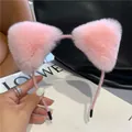 Detailopname van roze pluche kattenoor hoofdband met zachte imitatiebont en schattig design - Lichtroze