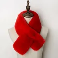 Bufanda cruzada roja de piel sintética para mujer con suave textura de felpa en maniquí - Rojo