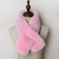 Bufanda rosa de piel sintética con diseño cruzado para un calidez elegante - Rosa