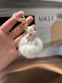 Dettaglio portachiavi a coniglietto in peluche bianco con pompon e anello metallico oro - Fibbia Morsetto / Bianco