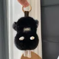 Dettaglio del portachiavi agnello in ecopelliccia nera soffice con moschettone d'oro - Nero