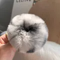 Dettaglio dell'elastico per capelli in pelliccia di coniglio grigio dalla consistenza soffice - Leopardo Grigio Chiaro