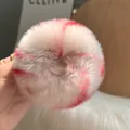 Dettaglio ravvicinato dell'elastico in pelliccia di coniglio con motivi tie-dye rossi e soffici - Rosa Adorabile