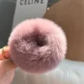 Dettaglio dell'elastico in pelliccia di coniglio rex lavanda con consistenza soffice - Rosa fagiolo