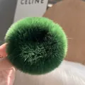 Dettaglio dell'elastico in pelliccia di coniglio verde con consistenza morbida e tonda - Verde Scuro
