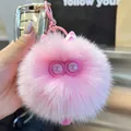 Detailansicht eines pinken flauschigen Monster-Schlüsselanhängers mit großen Augen - Hellrosa