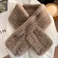 Écharpe épaisse en fourrure de lapin rex pour femme en taupe avec boucle croisée - Marron