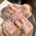 Détail d'une écharpe en fourrure de lapin rose avec design croisé sur table en verre - Rose Poudré