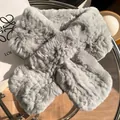Détail d'une écharpe en fourrure de lapin grise avec texture pelucheuse et fente de maintien - Gris clair