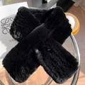 Détail d'une écharpe en fourrure de lapin noire montrant la texture dense et le design croisé - Noir