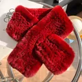 Gros plan sur l'écharpe en fourrure de lapin rouge vif avec son design croisé tissé - Rouge