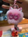 Roze pluche kattenhanger van konijnenbont met sterogen en metalen sleutelring - Roze