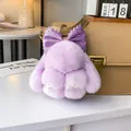 Dettaglio del portachiavi a coniglio in peluche lavanda con fiocco glitter su borsa - Viola Taro