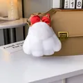 Primer plano de llavero conejo de peluche blanco con lazo rojo en bolso de cuero - Blanco Rojo Lazo