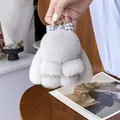 Llavero de conejo de peluche gris claro con lazo de cuadros y anillo metálico - Gris claro