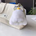 Porte-clés lapin en peluche blanche avec nœud et étoile sur un sac à main beige - Blanc