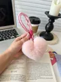 Roze hart pluche sleutelhanger met geruit koord in een gezellige sfeerzetting - Crème roze