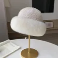 Cappello a secchiello in finta pelliccia di visone bianco su supporto dorato, stile invernale - Taglia Unica Regolabile / Beige Albicocca