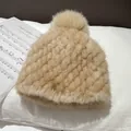 Cappello in pelliccia di visone lavorato a maglia beige con pompon e paraorecchie - Taglia unica / Beige