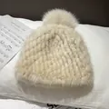 Cappello in maglia di visone beige spesso per bambini con grande pompon su cuscino bianco - Taglia unica / Bianco avorio