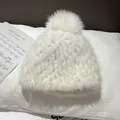 Berretto invernale in pelliccia di visone bianco con pompon e maglia spessa - Taglia unica / Bianco
