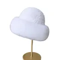 Cappello da pescatore in pelliccia di visone bianco su supporto dorato elegante - Taglia Unica Regolabile / Bianco