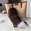 Portachiavi extra large a coda di volpe in peluche sfumato marrone su una borsa di lusso - Coda Intera (Circa 38cm) / Volpe Scura Naturale