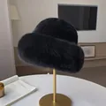 Klassischer schwarzer Nerzpelz Fischerhut für Damen auf goldenem Ständer für Winter - Einheitsgröße Verstellbar / Schwarz