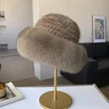 Eleganter warmer brauner Nerzpelz Anglerhut auf Goldständer für Winter Luxus Stil - Einheitsgröße Verstellbar / Hellbraun