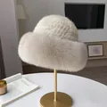 Eleganter cremefarbener Nerzpelz-Fischerhut für Damen auf einem goldenen Ständer - Einheitsgröße Verstellbar / Beige