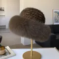 Dunkelbrauner Pelzhut aus Fuchsimitat auf Goldständer für winterliche Wärme - Einheitsgröße Verstellbar / Dunkelbraun