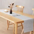 Μίνιμαλ λευκό υφαντό runner τραπεζιού από PVC με λεπτή υφή πλέγματος σε ξύλινο τραπέζι - Επιτραπέζια σημαία / Καπνιστό γκρι