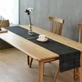 Μίνιμαλ σκούρο γκρι υφαντό runner τραπεζιού από PVC σε ορθογώνιο ξύλινο τραπέζι φαγητού - Επιτραπέζια σημαία / Νέο Μαύρο