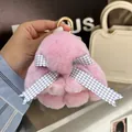 Rosa Plüsch-Hase Schlüsselanhänger mit blau-karierter Schleife an einer Handtasche - Taro-Lila