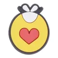 Detalle de un adorno de PVC para zapatos con corazón de dibujo animado sobre fondo amarillo - Forma de Corazón