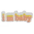 Primer plano de adorno de PVC rosa y amarillo con texto i m baby para zuecos - Texto I m baby