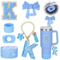 Kit d'accessoires bleus pour gobelet Stanley avec écusson K, embout nœud et couvre-base - Lettre A / Style Bleu Clair