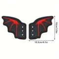 Dettaglio di ali di pipistrello nere per scarpe con ricami rossi e occhielli metallici - Stile Ricamo Rosso