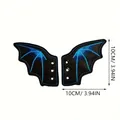 Dettaglio dei ciondoli per scarpe ad ali di pipistrello nere con ricamo blu e misura - Stile Ricamo Blu