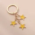 Goldener Metall-Schlüsselanhänger mit drei gelben Sternanhängern für Taschen und Accessoires - Gelb