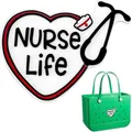 Gros plan d'un charme Nurse Life en forme de cœur pour sacs de plage en EVA - NURSE Life