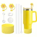 Détail du kit d'accessoires pour tasse Stanley avec étui en silicone jaune et bouchons - Jaune