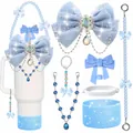 Dettaglio dei ciondoli a fiocco con gemme azzurre e del copri cannuccia in silicone - Set 9