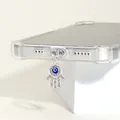 Détail de la main de Hamsa et de l'œil bleu sur une coque de téléphone en TPU transparent - Mauvais Œil Argent