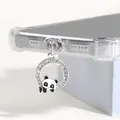 Détail macro d'un pendentif panda argenté avec strass pour ports de charge mobile - Panda en Strass